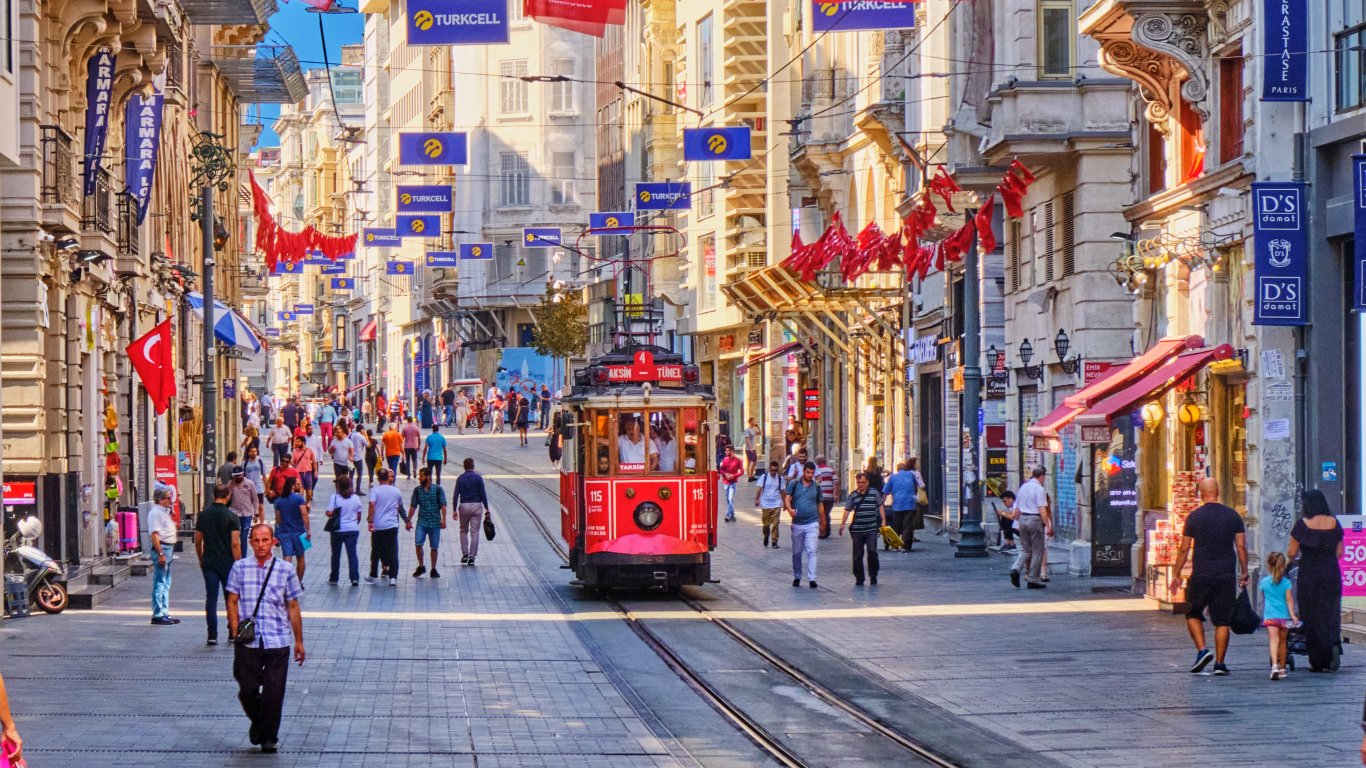 Нови, по-комфортни автобуси за градския транспорт в Истанбул