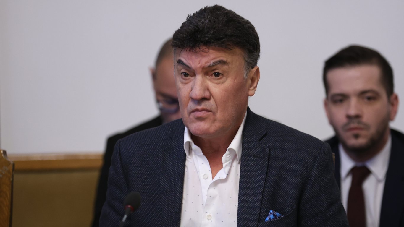 11 дни след кървавите сблъсъци: Боби Михайлов подаде оставка
