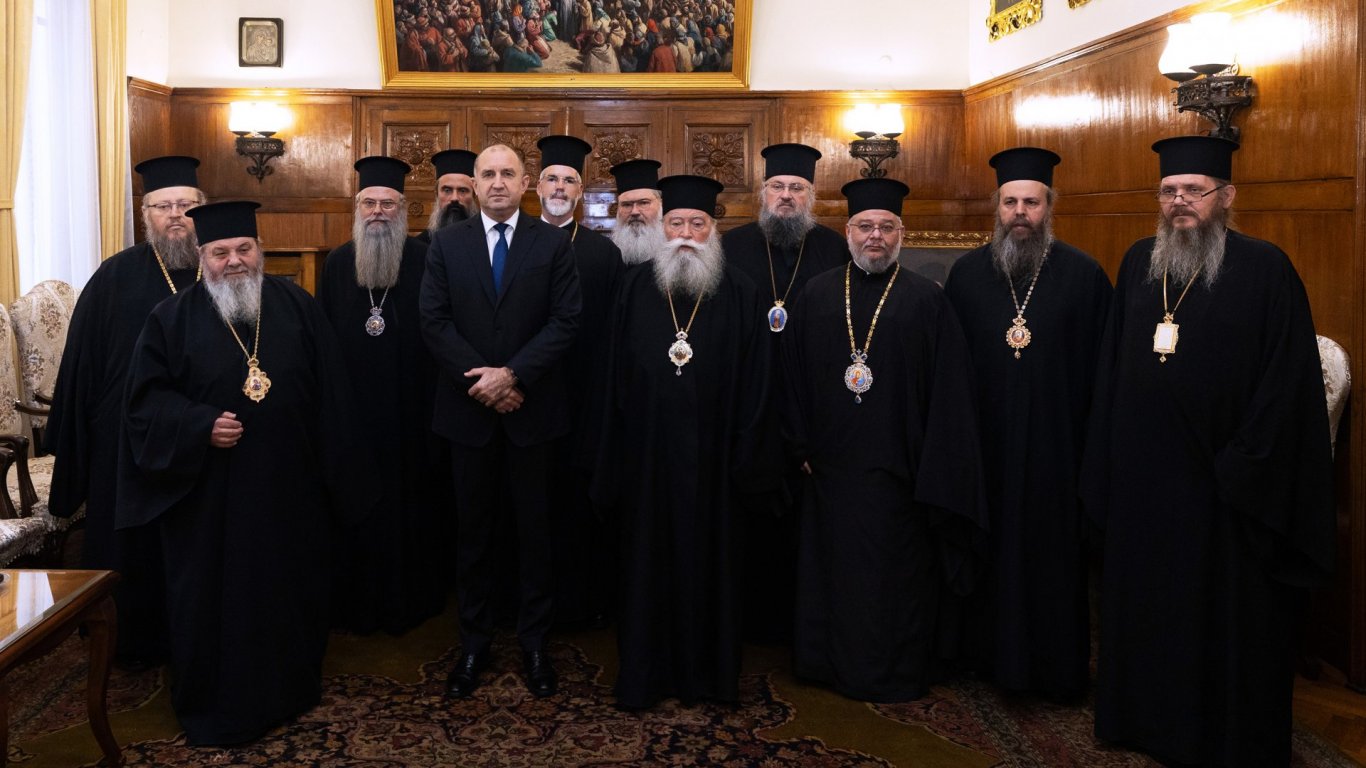 Румен Радев отиде на среща с владиците в Светия синод