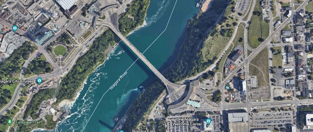 Мостът "Рейнбоу" свързва САЩ и Канада