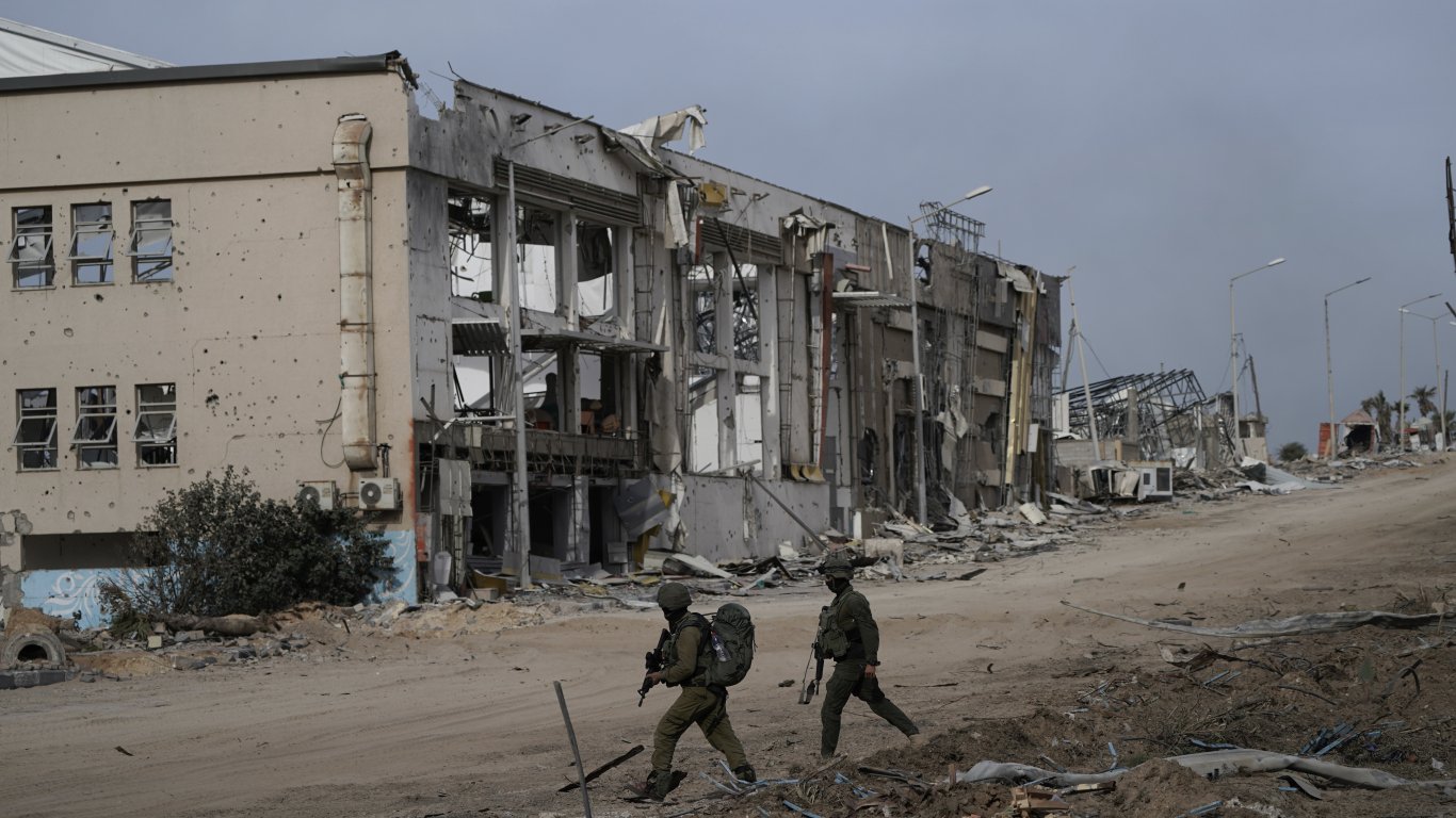Израелската армия отново провежда операция в района на болницата "Аш Шифа"