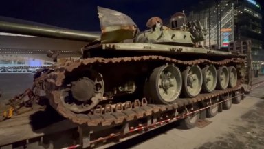Поставиха изгорял руски танк пред финландския парламент, Москва реагира (видео)