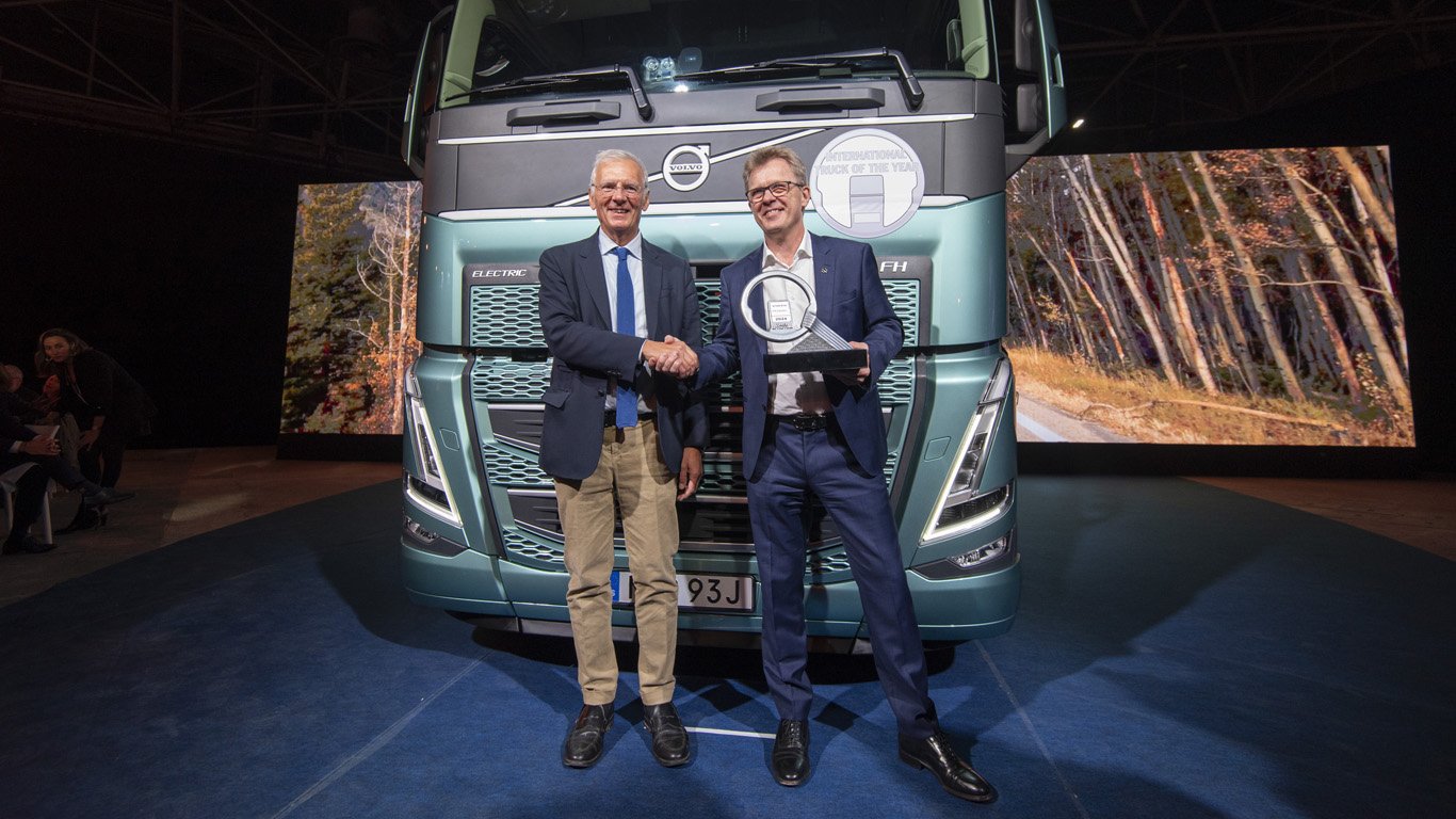Статуетката беше връчена от Джаненрико Грифини (в ляво) на Рогер Алм, президент на Volvo Trucks.