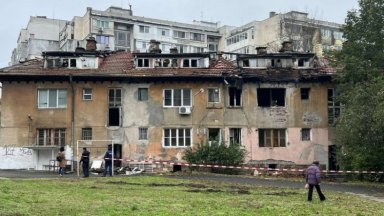 Четирима мъже запалиха покрива на работническо общежитие в Бургас