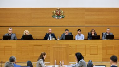 С няколко решения за заместници на председателя Атанас Узунов бяха