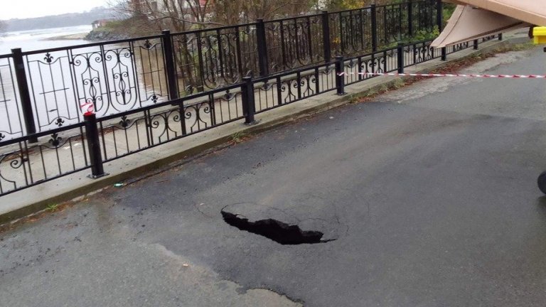 Два месеца след наводнението в Царево пропадна още един мост (снимки)