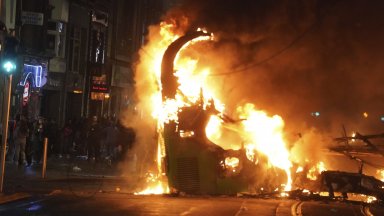 Снимка БТА АР След това по голямата група започна да хвърля предмети