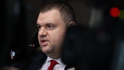 Пеевски отново обвини Денков в "управленска безпомощност"