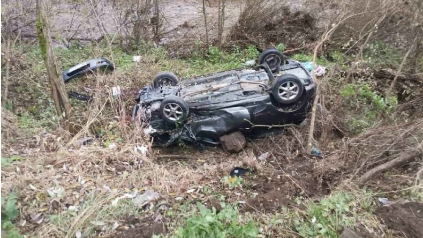 Трима пострадаха, след като кола падна в дере при катастрофа в Благоевградско
