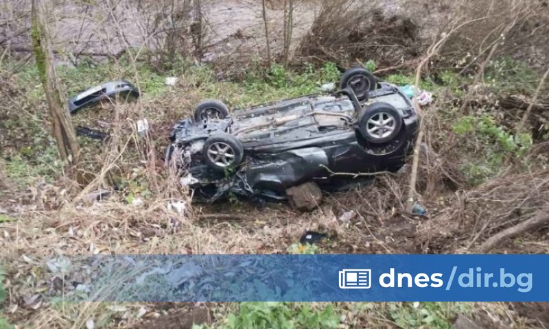 По първоначална информация катастрофата е между два леки автомобила, като