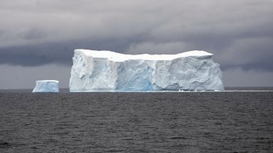Най-големият айсберг в света се движи отново след 30 години