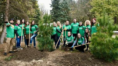 Доброволци от Кока-Кола ХБК България засадиха дървета в Южния парк в София