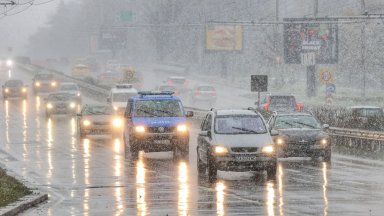 Синоптиците предупреждават за бурни пориви на вятъра със скорост повече