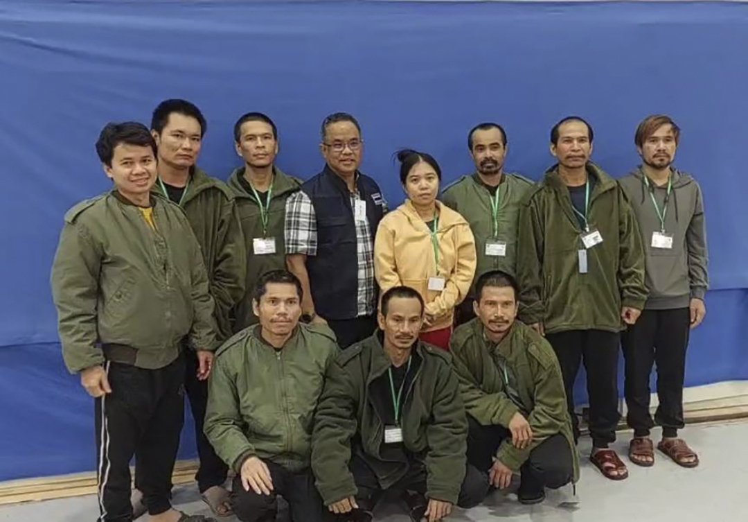 Десетте освободени вчера тайландски заложници и офицер (четвъртият отляво) позират за снимка в медицинския център "Шамир" в Израел