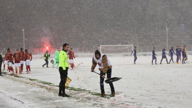 Снежен капан и за футбола: ЦСКА - Етър бе прекратен на полувремето