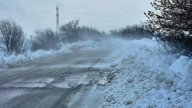 Червен и оранжев код за снеговалеж и бурен вятър за неделя в Източна България
