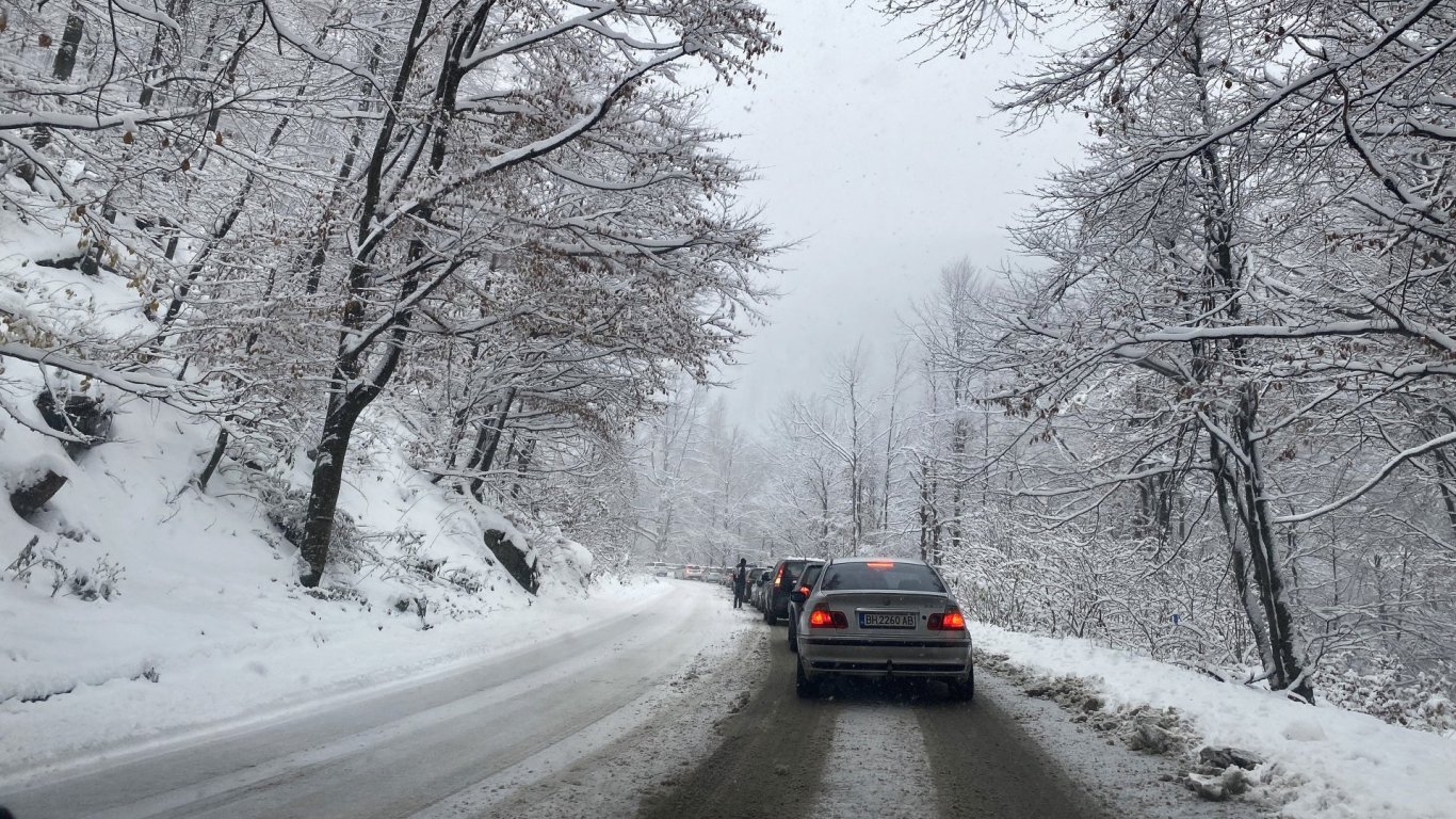 Заради силен снеговалеж се ограничава движението на камиони в четири области