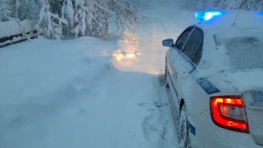 Снежен капан, затворени проходи, блокирани пътища, населени места без ток 