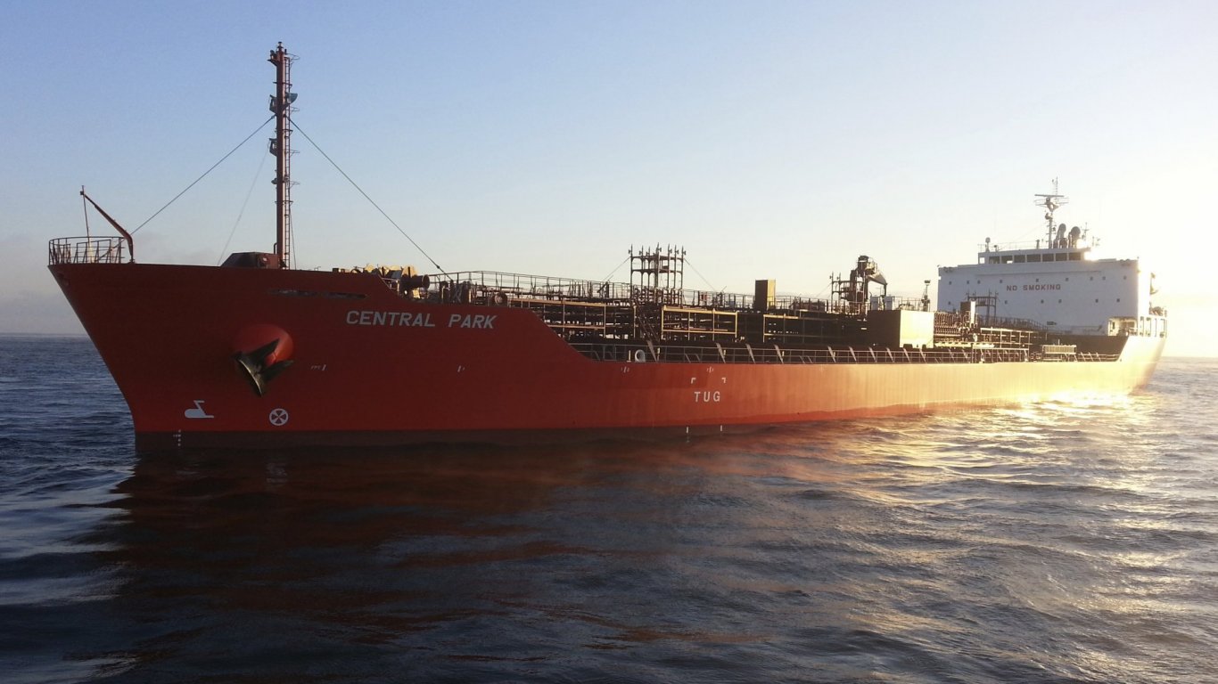 Военен кораб на САЩ освободи превзетия в Аденския залив танкер с двама българи