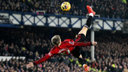 Удивителен гол катапултира Юнайтед към победа над ранения и гневен Евертън