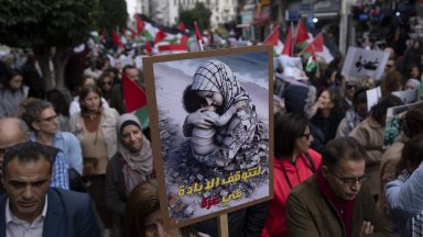 39 те млади мъже облечени в сиви затворнически дрехи бяха посрещнати