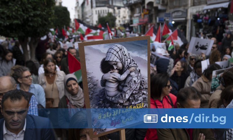 39-те млади мъже, облечени в сиви затворнически дрехи, бяха посрещнати