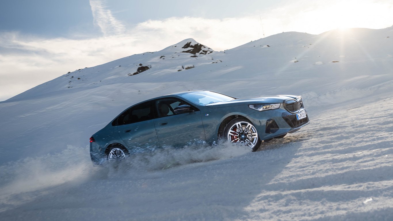 Новото BMW Серия 5 впечатлява с уникално управление на лед и сняг