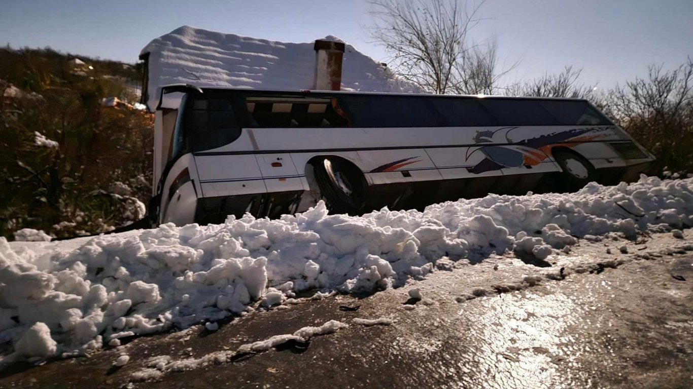 Автобус с работници се обърна върху къща във Врачанско, пострадалите се спасяват сами
