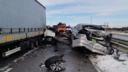 Автовоз се блъсна в спрял ТИР и разпиля коли по Околовръстния път в Монтана (снимки)