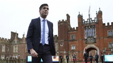 След оповестяването на първоначалните резултати лидерът на консерваторите и британски