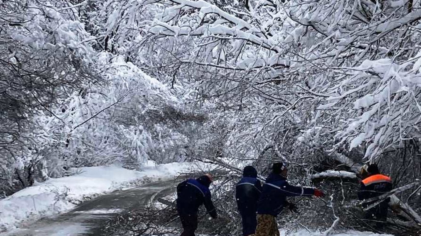 Валят сигнали за закъсали в снега по пътищата, евакуират хора, стотици селища без ток и вода