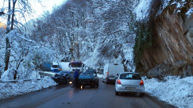 Движението се осъществява в едната лента като за минути се