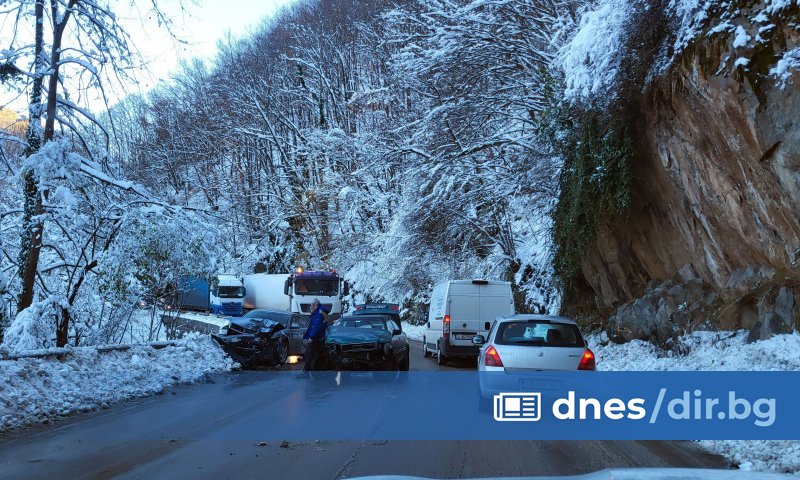 Движението се осъществява в едната лента, като за минути се