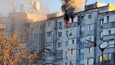 Мъж загина при пожар в апартамента си във Варна (видео)