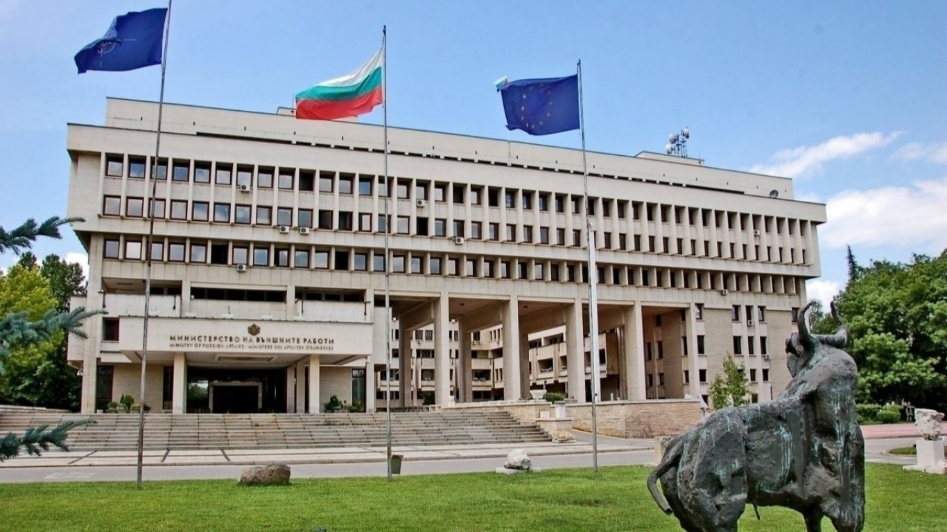 България с незапълнени посланически позиции в редица ключови държави