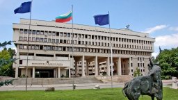 МВнР обяви конкурс за 15 стажант-аташета, трябва да са само с българско гражданство