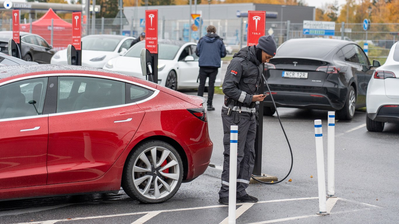 Tesla съди шведските власти заради блокирани доставки на номера