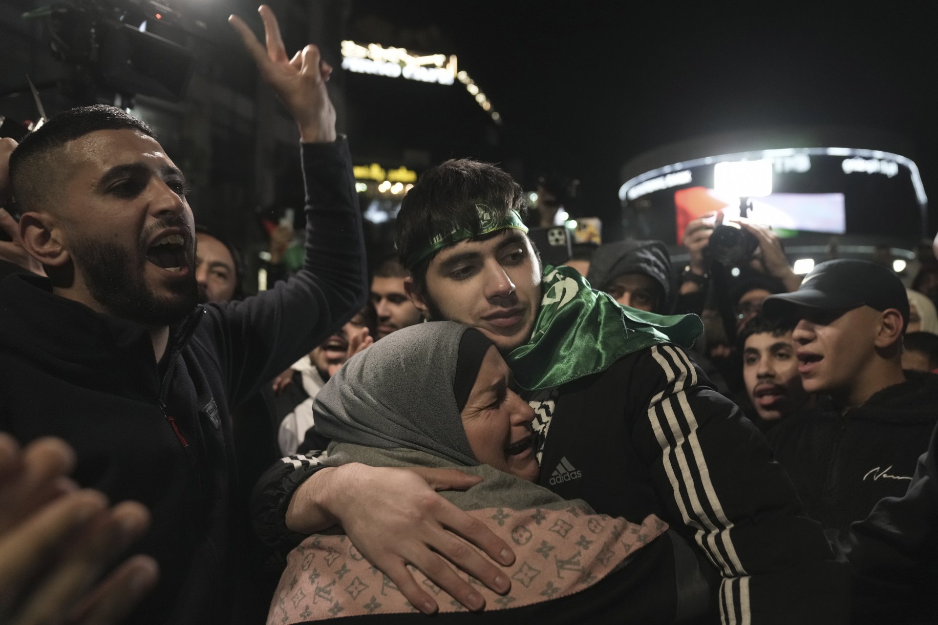 Освободен от Израел палестински затворник се среща с майка си, 26 ноември 2023 г. 