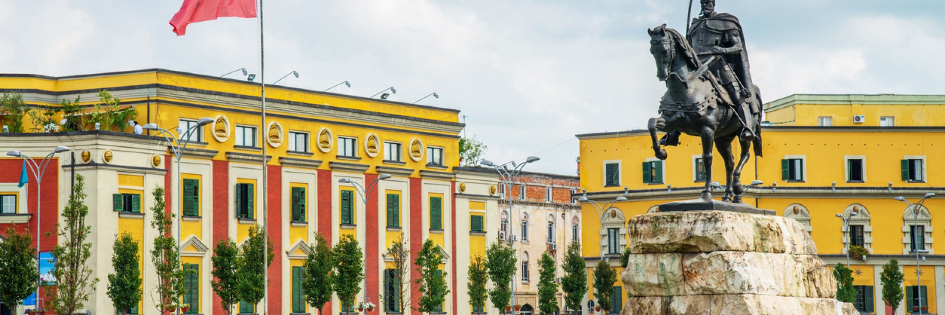 Албания чества независимостта си с пищен парад и туристически бум