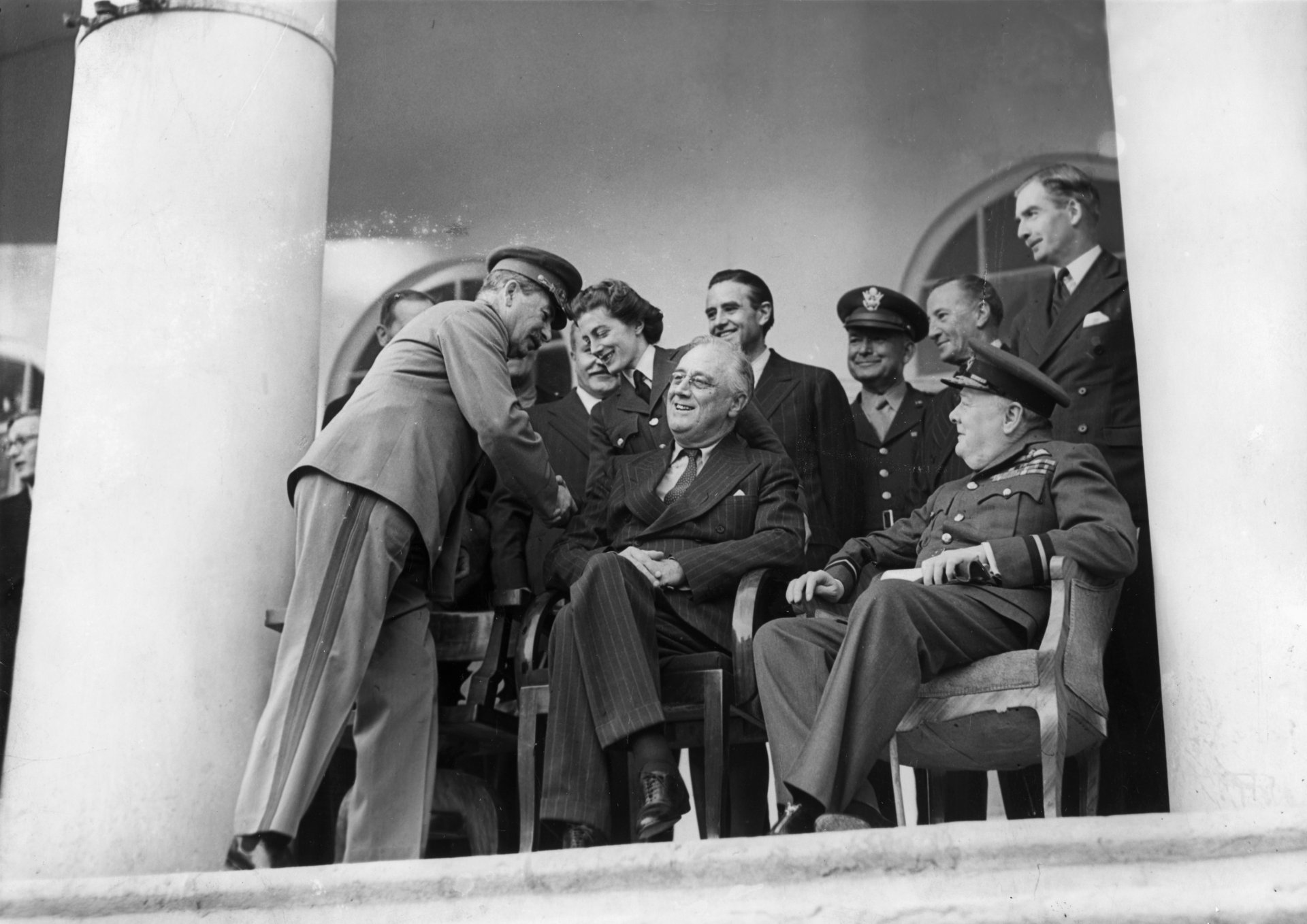 7 декември 1943 г. - Съветският лидер Йосиф Сталин поздравява Сара Чърчил пред погледите на британския министър-председател Уинстън Чърчил и американския президент Франклин Делано Рузвелт.