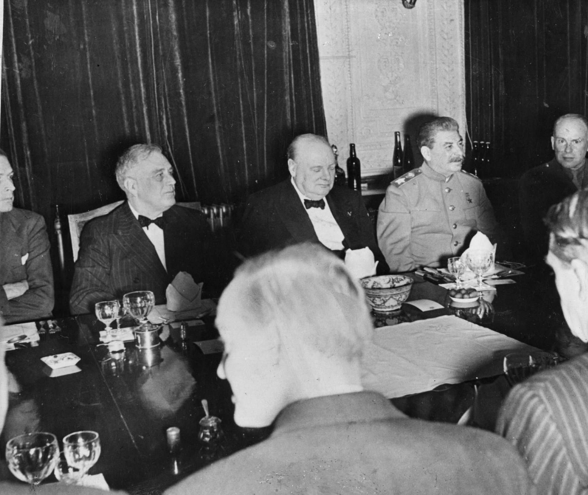 6 декември 1943 г. - 32-ият президент на Съединените американски щати Франклин Делано Рузвелт, британският министър-председател Уинстън Чърчил и съветският лидер Йосиф Сталин на частна вечеря по случай 69-ия рожден ден на Чърчил по време на конференцията в Техеран.