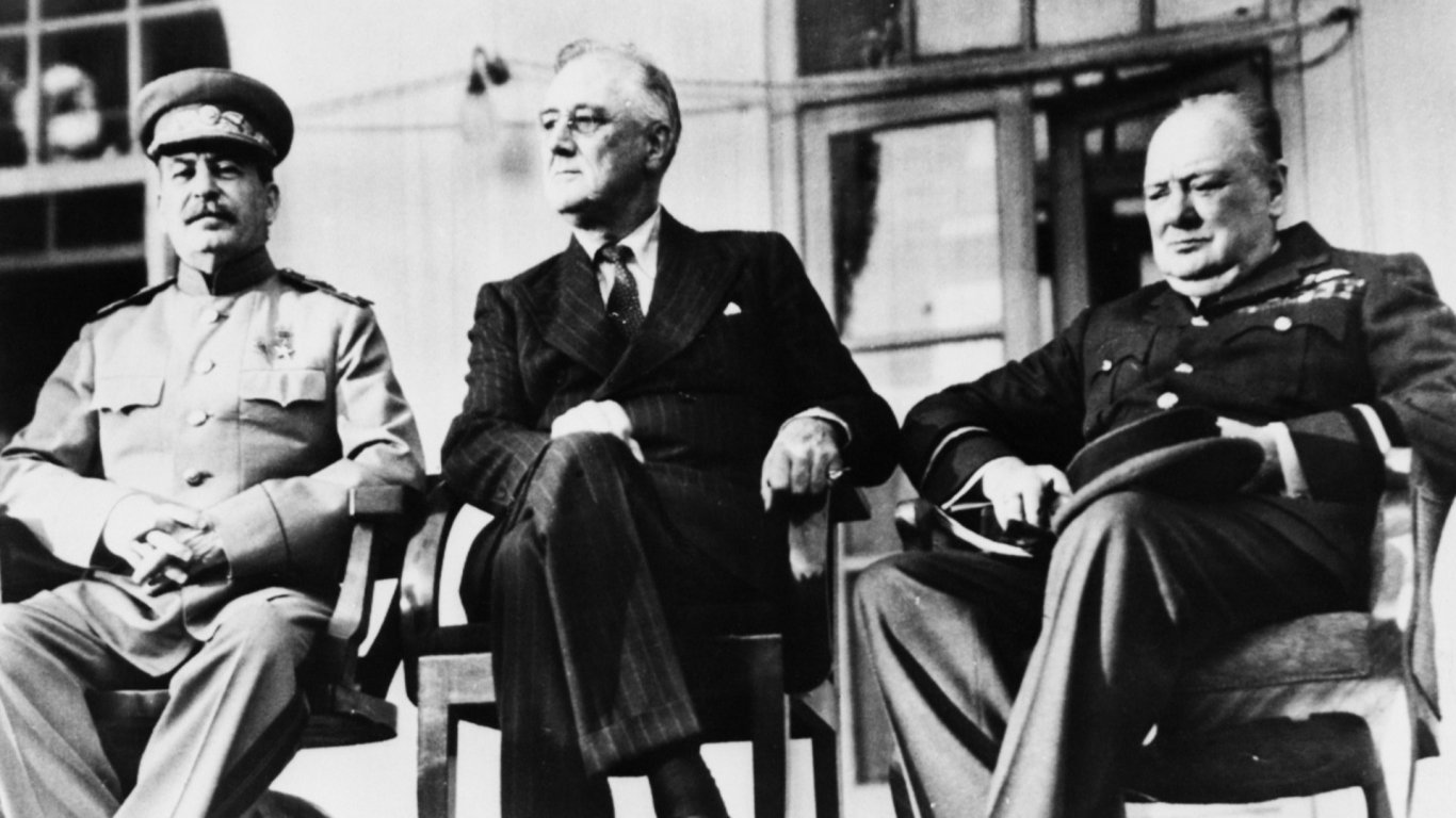 Светът следи със затаен дъх и големи очаквания: Първата среща на Сталин, Чърчил и Рузвелт