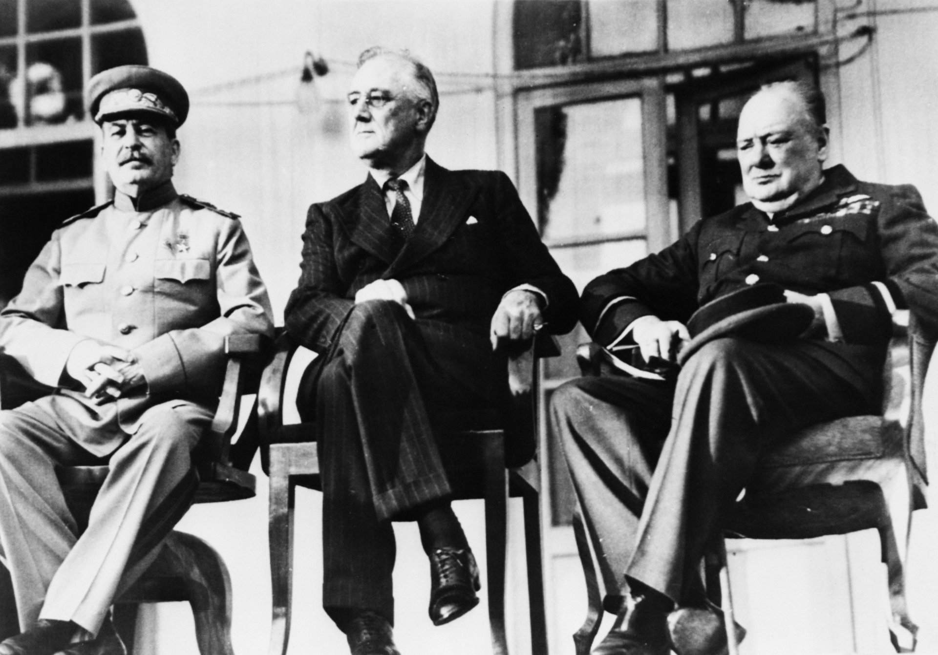 Историческата среща на "тримата големи" в Техеран, Иран, декември 1943 г. -  Съветският диктатор маршал Йосиф Сталин, президентът на САЩ Франклин Делано Рузвелт и британският министър-председател Уинстън Чърчил (отляво надясно). Тримата се срещат лично за