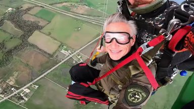 106-годишен ветеран от Втората световна скочи с парашут заедно с губернатора на Тексас (видео)