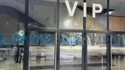 Стадионът на „Левски“ осъмна с призив за оставка на Наско Сираков