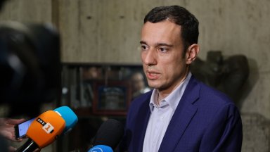 Вторият е за обновяване на пространства тротоари и улици в