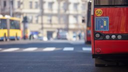 Празен автобус на градския транспорт в Белград се разполови