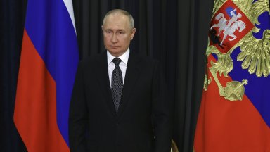 Привърженици но и противници на Путин очакват на изборите той