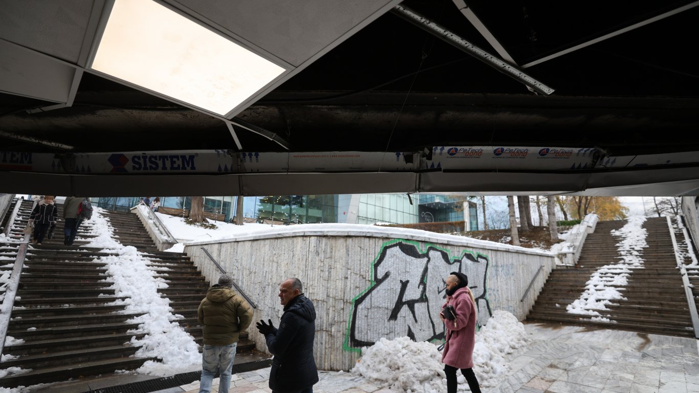Замръзналата вода е разрушила част от тавана на подлеза на булевардите „България“ и „Тодор Каблешков“
