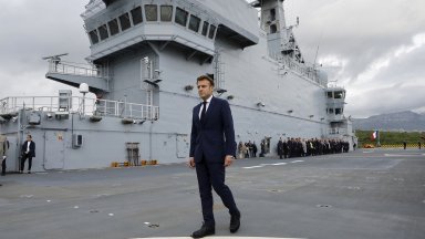 Тази вечер на кораба бяха приети първите пациенти в относително